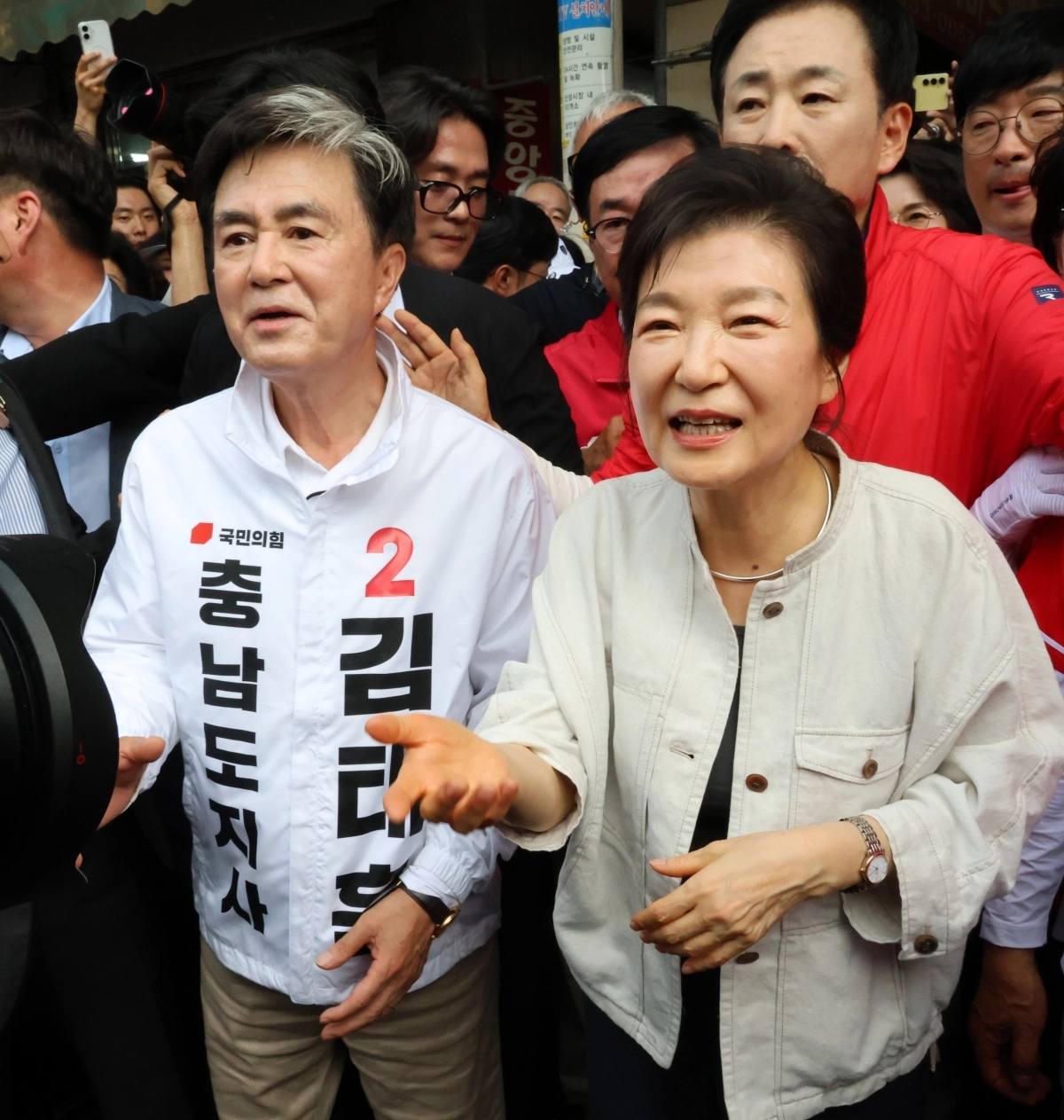 공주 산성시장 방문한 박근혜