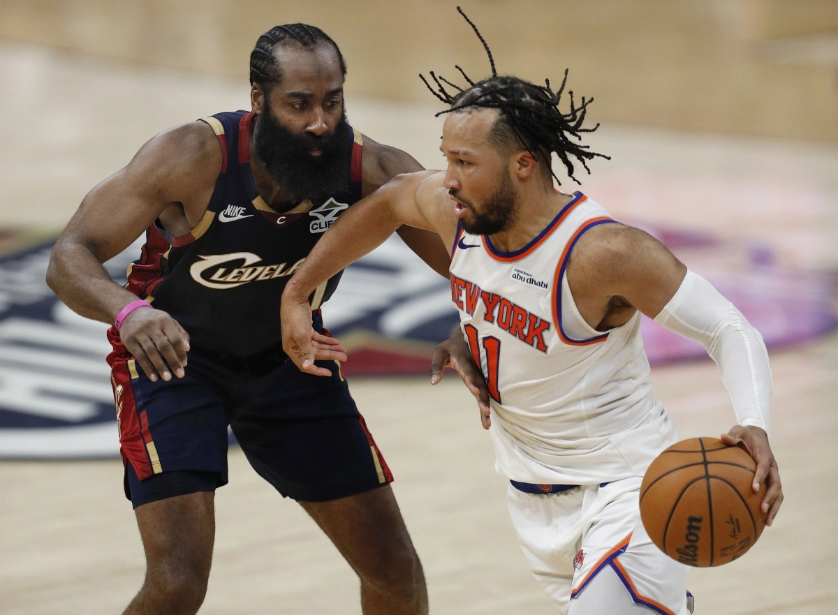미국 프로농구(NBA) 뉴욕 닉스의 제일런 브런슨(오른쪽)이 26일(한국시간) 미국 오하이오주 로켓 아레나에서 열린 2025~26 NBA 동부 콘퍼런스 결승(7전4승제) 4차전 클리블랜드 캐벌리어스와 경기에서 제임스 하든을 피해 드리블하고 있다.  클리블랜드 EPA  연합뉴스