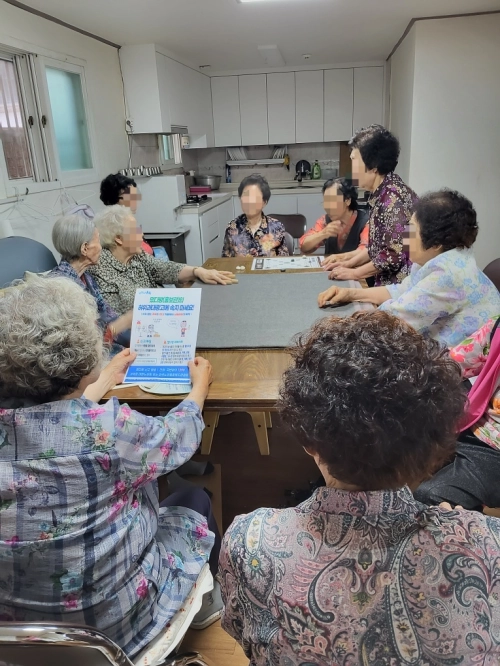 서울 강북구의 한 경로당에서 지난 21일 불법 방문판매 피해 예방 교육과 홍보 활동이 진행되고 있다. 강북구 제공