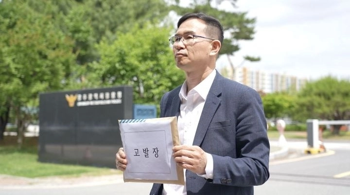 김대중 전남광주특별시 교육감 후보 선거캠프 관계자가 26일 광주경찰청에 장관호 후보를 허위사실 유포 및 명예훼손 혐의로 고발하고 있다. 김대중 선거캠프 제공