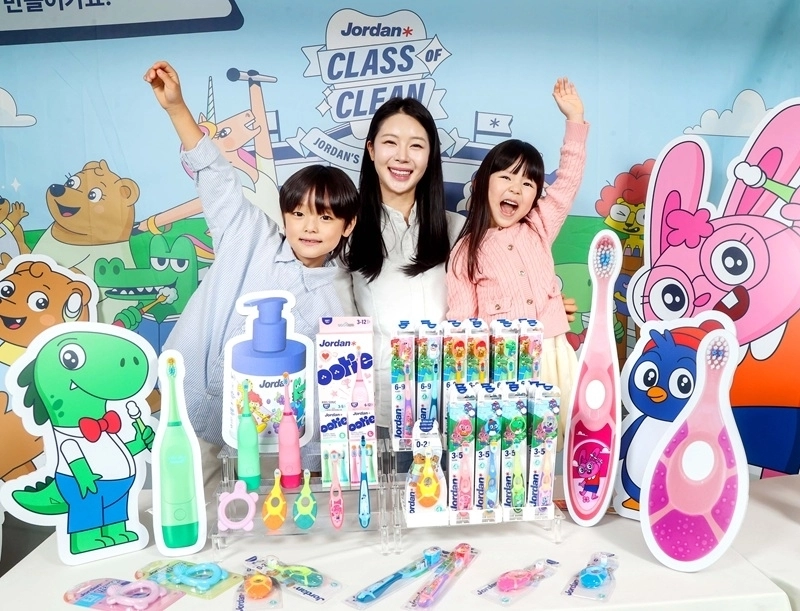 26일 조르단 ‘뉴 유니버스’ 론칭 현장에서 모델들이 밝은 미소와 만세 포즈로 즐거운 양치 교육을 제안하는 ‘뉴 클래스 오브 클린’의 이미지를 전달하고 있다.