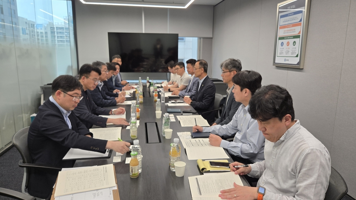 울산시 건설주택국 관계자들이 26일 우미건설 서울 본사를 방문해 지역업체 하도급 참여 확대를 적극 요청했다. 울산시 제공