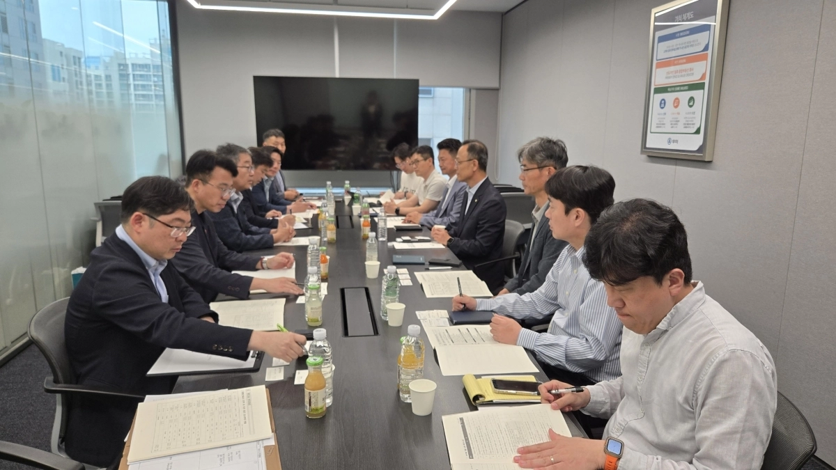 울산시 건설주택국 관계자들이 26일 우미건설 서울 본사를 방문해 지역업체 하도급 참여 확대를 적극 요청했다. 울산시 제공