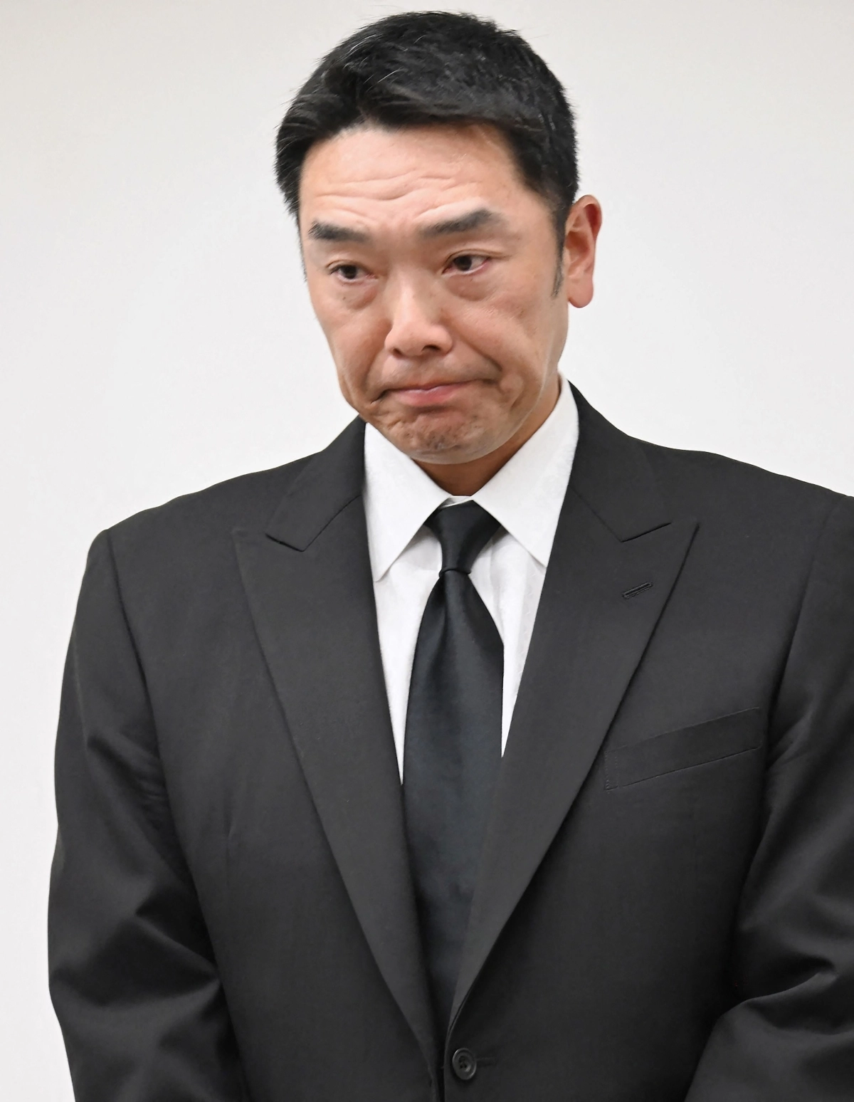 26일 도쿄에서 열린 기자회견에 굳은 표정으로 참석한 신노스케 요미우리 자이언츠 감독. 도쿄 AFP 연합뉴스