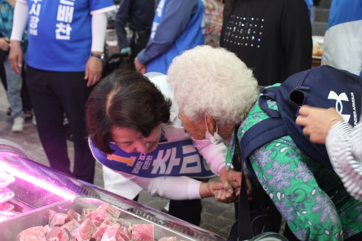 추미애 더불어민주당 경기도지사 후보가 26일 파주 금촌전통시장에서 한 시민의 의견을 고객 숙여 듣고 있다. 추미애 캠프 제공