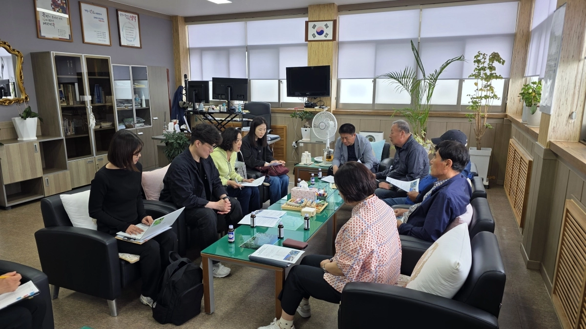 경북 영덕군과 사회복지공동모금회 관계자 등이 영덕읍 대탄리 마을 주민들의 의견을 수렴하고 있다. 영덕군 제공