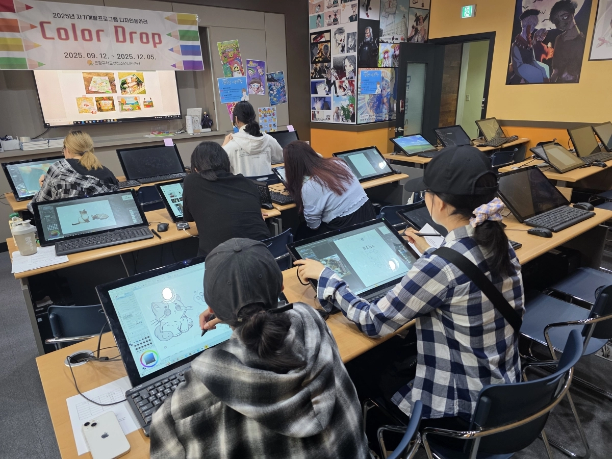 서울 은평구 학교 밖 청소년지원센터에 다니는 청소년들이 지난해 10월 센터에 있는 웹툰실에서 디자인 동아리 활동을 하고 있다. 서울 은평구 학교 밖 청소년지원센터 제공