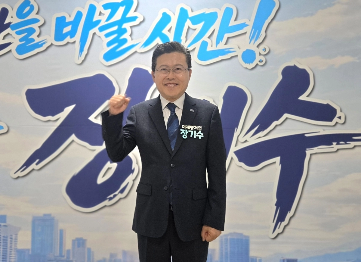 장기수 민주당 천안시장 후보가 캠프에서 화이팅을 외치고 있다. 이종익 기자