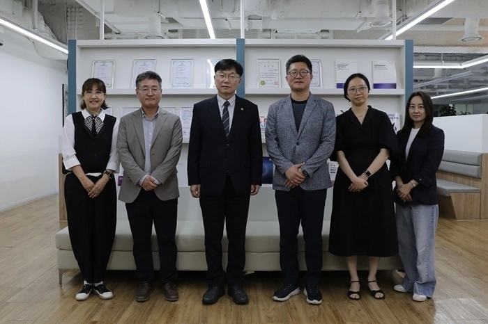 안형준 국가데이터처장(왼쪽에서 세 번째)이 26일 서울 마포구에 위치한 데이터 전문기업 엔코아를 방문해 관계자들과 기념촬영을 하고 있다. (사진=국가데이터처 제공)