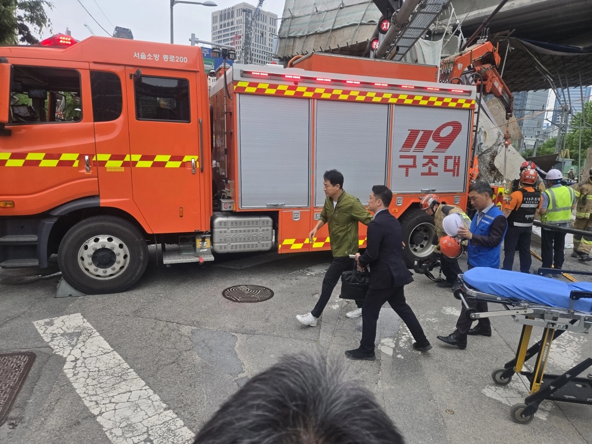 오세훈 국민의힘 서울시장 후보가 26일 6·3 지방선거 일정을 전면 중단하고 서울 서대문구 서소문 고가차도 철거 붕괴 사고 현장을 찾았다. 오세훈 캠프 제공