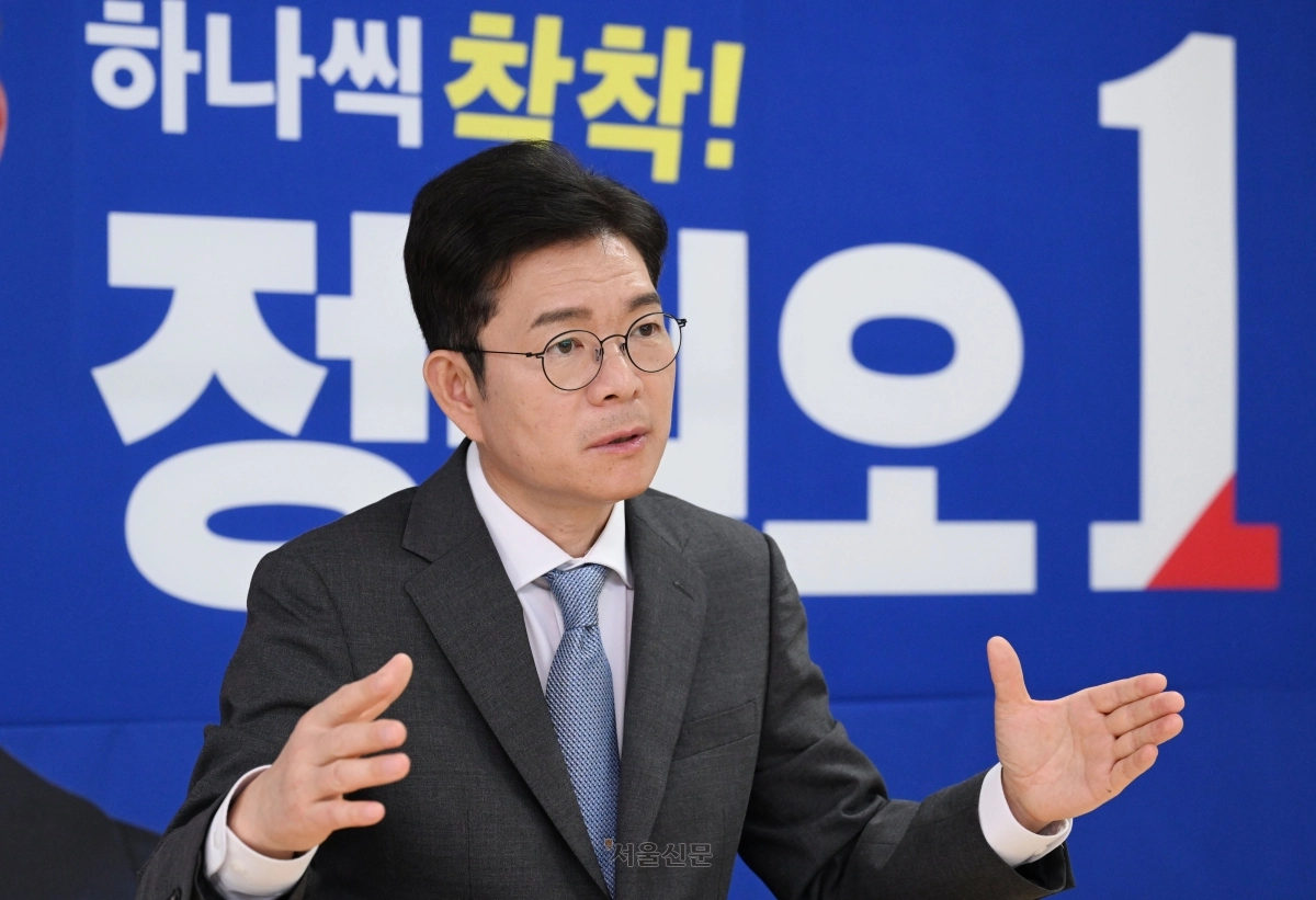 정원오 더불어민주당 서울시장 후보가 지난 24일 서울 중구 캠프 사무실에서 진행된 서울신문과의 인터뷰에서 “지금 서울에 필요한 것은 실력과 성과로 증명하는 시장”이라며 “일 잘하는 정원오가 국제 경쟁력을 높이고 시민의 일상을 든든히 뒷받침하는 서울을 만들겠다”고 말하고 있다. 도준석 전문기자