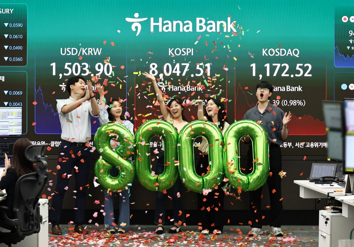 코스피가 처음으로 종가 기준 8000선을 넘어선 26일 서울 중구 하나은행 딜링룸 전광판에 코스피 등이 표시되고 있다. 이날 코스피는 전 거래일 대비 199.80포인트(2.55%) 오른 8047.51에 장을 마쳤다. 연합뉴스