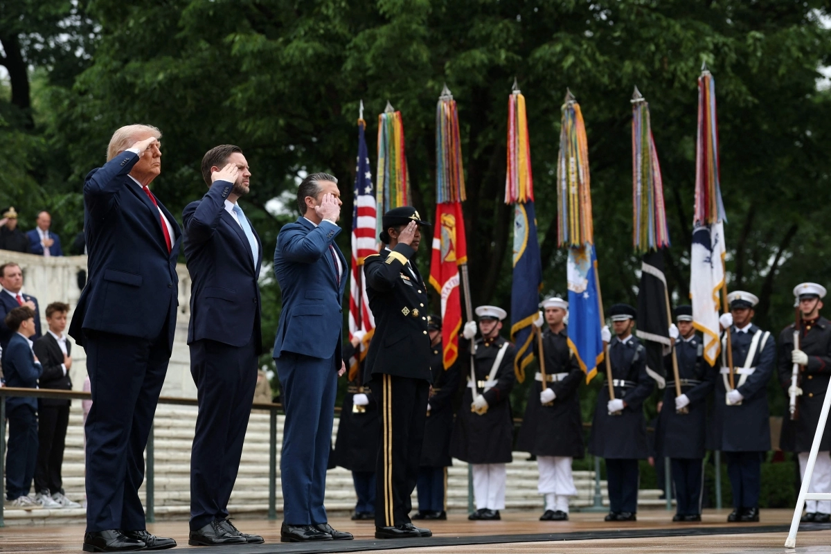 미군 용사들을 향해 거수경례
