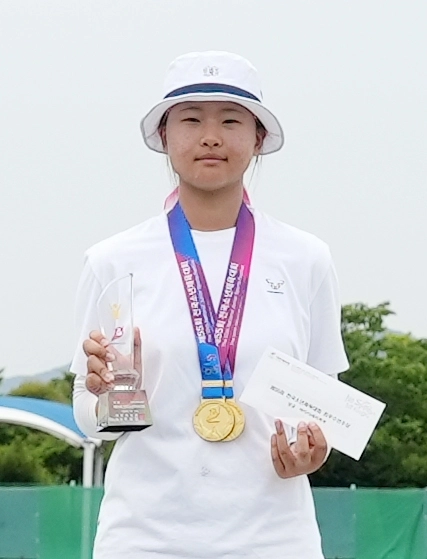 55회 소년체전에서 5관왕에 오른 양궁 김지율 선수가 트로피를 들어 보이고 있다. 대한체육회 제공