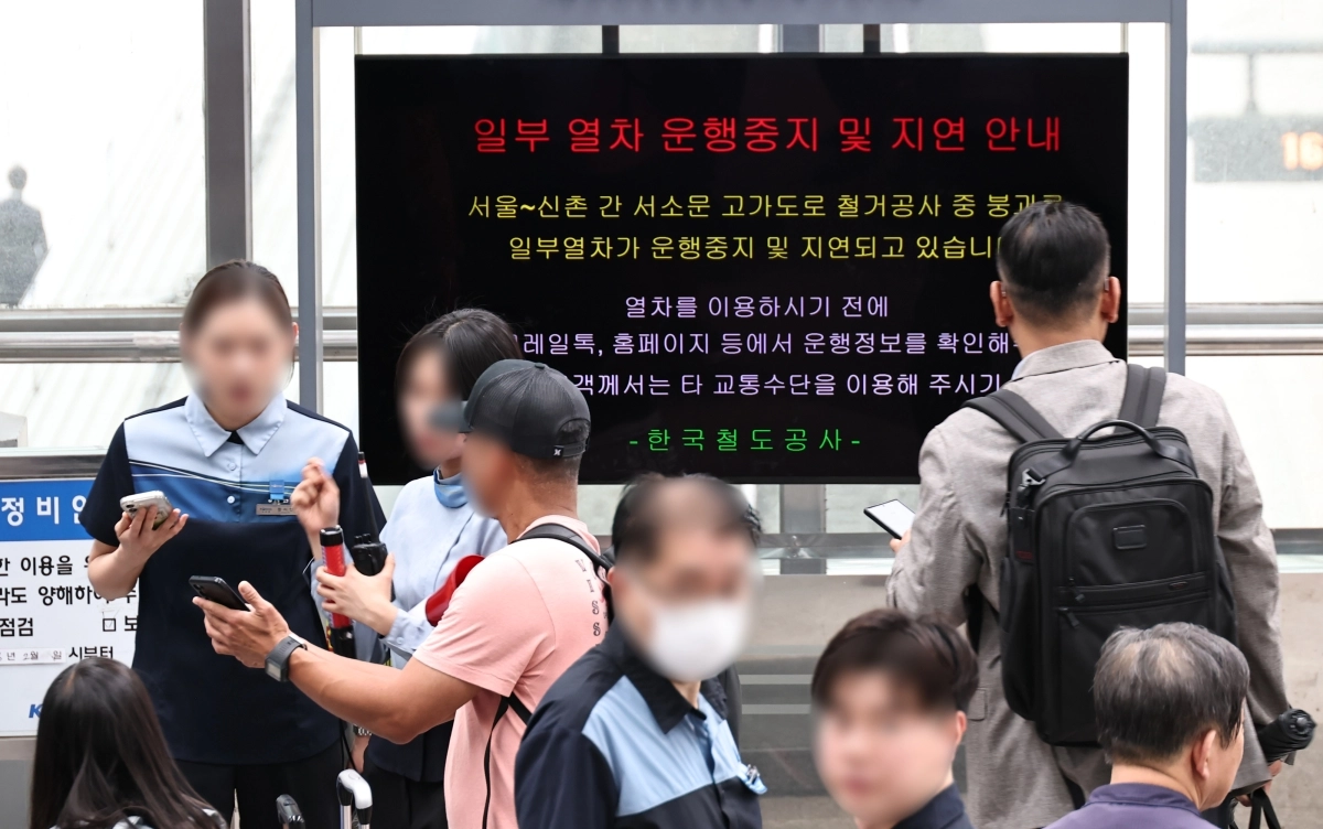 서울 서대문구 서소문 고가차도 철거 현장에서 26일 붕괴 사고가 발생한 가운데 서울역 전광판에 일부 열차 운행 중지 및 지연 안내 표시가 되고 있다. 연합뉴스