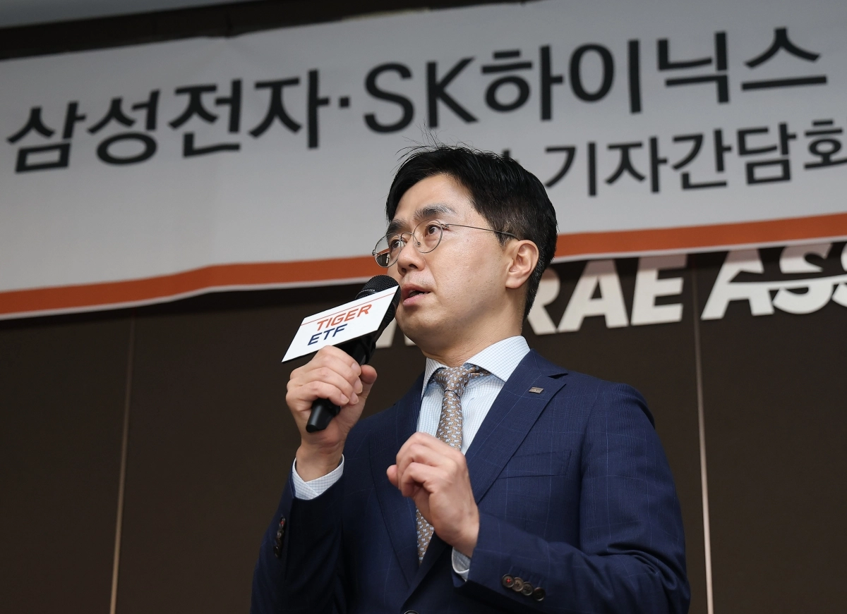 김남기 미래에셋자산운용 부사장이 26일 서울 중구 미래에셋센터원빌딩에서 열린 ‘삼성전자·SK하이닉스 단일종목 레버리지·인버스’ ETF(상장지수펀드) 상장 간담회에서 발언하고 있다. 연합뉴스