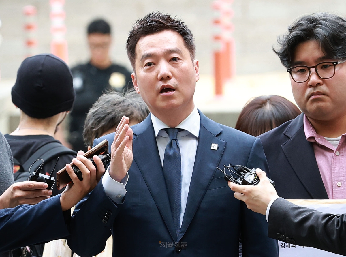 배우 김수현의 명예를 훼손한 혐의를 받는 김세의 가로세로연구소 대표가 26일 오전 서울 서초구 서울중앙지방법원에서 열린 구속 전 피의자 심문(영장실질심사)에 출석하고 있다.  이지훈 기자