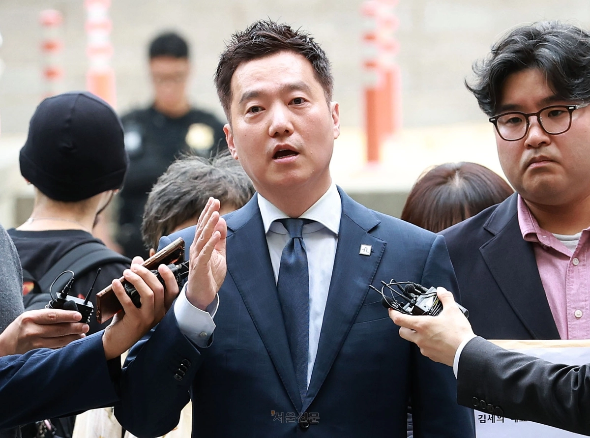 배우 김수현의 명예를 훼손한 혐의를 받는 김세의 가로세로연구소 대표가 26일 오전 서울 서초구 서울중앙지방법원에서 열린 구속 전 피의자 심문(영장실질심사)에 출석하고 있다.  이지훈 기자