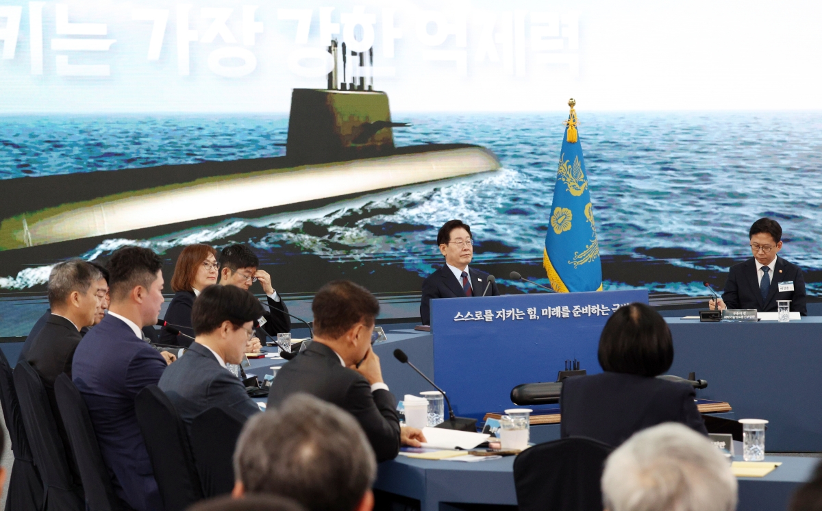 이재명 대통령이 지난 5월 26일 경남 창원시 진해구에서 열린 제1회 미래국방전략위원회에서 안규백 국방부 장관의 핵추진잠수함 개발 기본계획 보고를 듣고 있다. 2026.5.26 연합뉴스