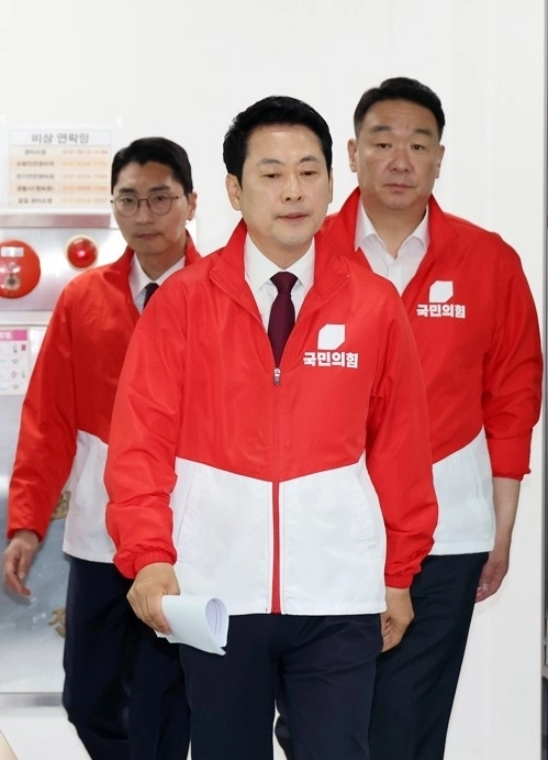장동혁(가운데) 국민의힘 대표.  연합뉴스