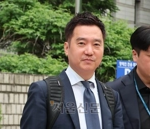 배우 김수현과 관련해 허위 사실을 유포한 혐의를 받는 김세의 가로세로연구소 대표가 26일 서울 서초구 서울중앙지법에서 열린 구속 전 피의자 심문(영장실질심사)을 마치고 경찰 차량으로 이동하고 있다. 이지훈 기자
