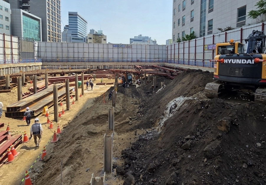 지난 6일 서울 종로구 굴착공사장에서 시 관계자들이 흙막이 및 굴착부 안전관리 상태를 점검하고 있다. 서울시 제공