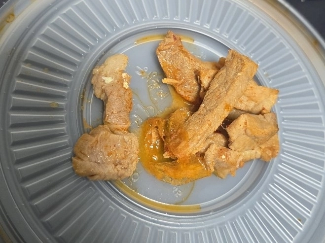 음식 배달 플랫폼을 통해 김치찌개를 시켜 먹은 한 고객이 ‘고기가 덜 익었다’는 이유로 한 취소 요청이 거절당하자 악의적인 ‘1점 리뷰’를 남겼다는 음식점 업주의 주장이 전해졌다. 사진은 별점 1점 리뷰와 함께 올라온 참치김치찌개에서 건져낸 고기. 네이버 카페 ‘아프니까 사장이다’ 캡처