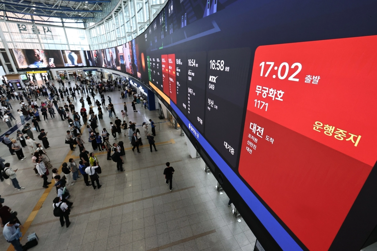26일 서울 서대문구 서소문 고가차도 붕괴 사고로 인해 서울역 열차 출발 안내 현황판에 중단된 열차 정보가 표시되고 있다. 2026.5.26 연합뉴스