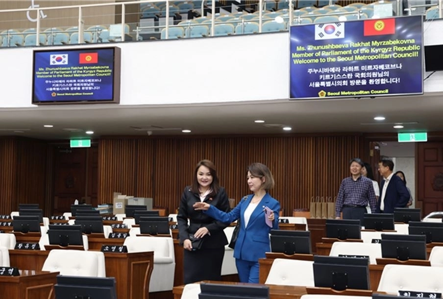 키르기스스탄 국회의원과 본회의장에서 대화하는 아이수루 시의원(오른쪽). 서울시의회 제공