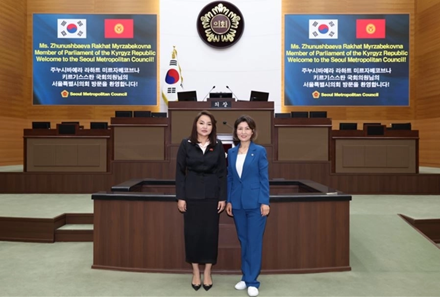 키르기스스탄 국회의원과 본회의장에서 기념촬영하는 아이수루 시의원(오른쪽). 서울시의회 제공