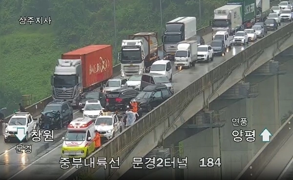 경북 문경시 문경읍 마원리 중부내륙고속도로 차량 5중 추돌 사고 현장. 경북소방본부 제공
