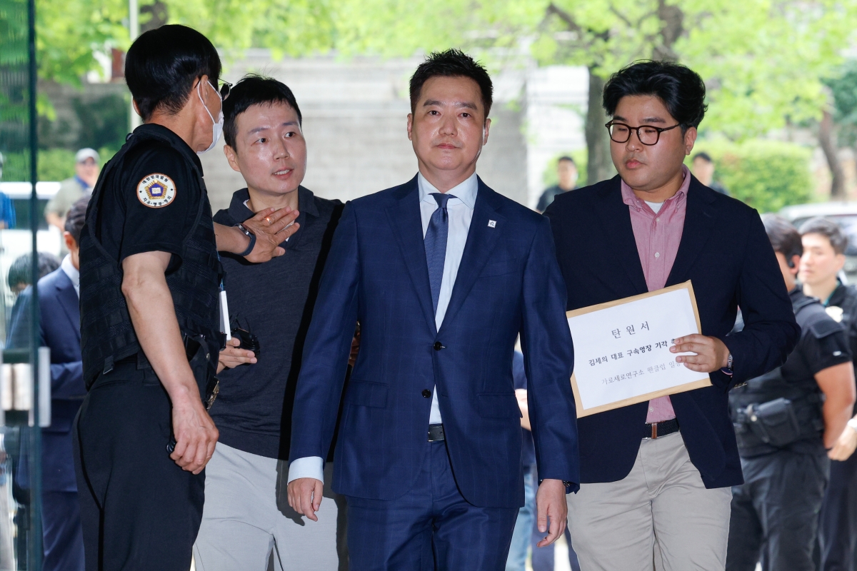 김세의 가로세로연구소 대표가 26일 오전 서울 서초구 중앙지방법원에서 성폭력범죄의 처벌 등에 관한 특례법 위반(카메라 등 이용 촬영·반포 등) 및 명예훼손 등 혐의와 관련 구속 전 피의자 심문(영장실질심사)에 출석하고 있다. 2026.5.26 뉴스1