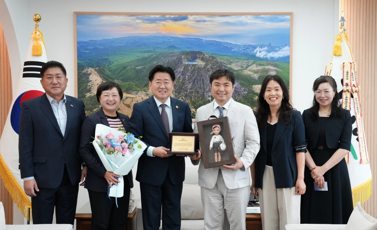 공공배달앱 김주형(오른쪽 세번째) 먹깨비 대표가 26일 제주도청에서 명예도민으로 선정돼 오영훈 제주지사와 함께 기념촬영을 하고 있다. 제주도 제공