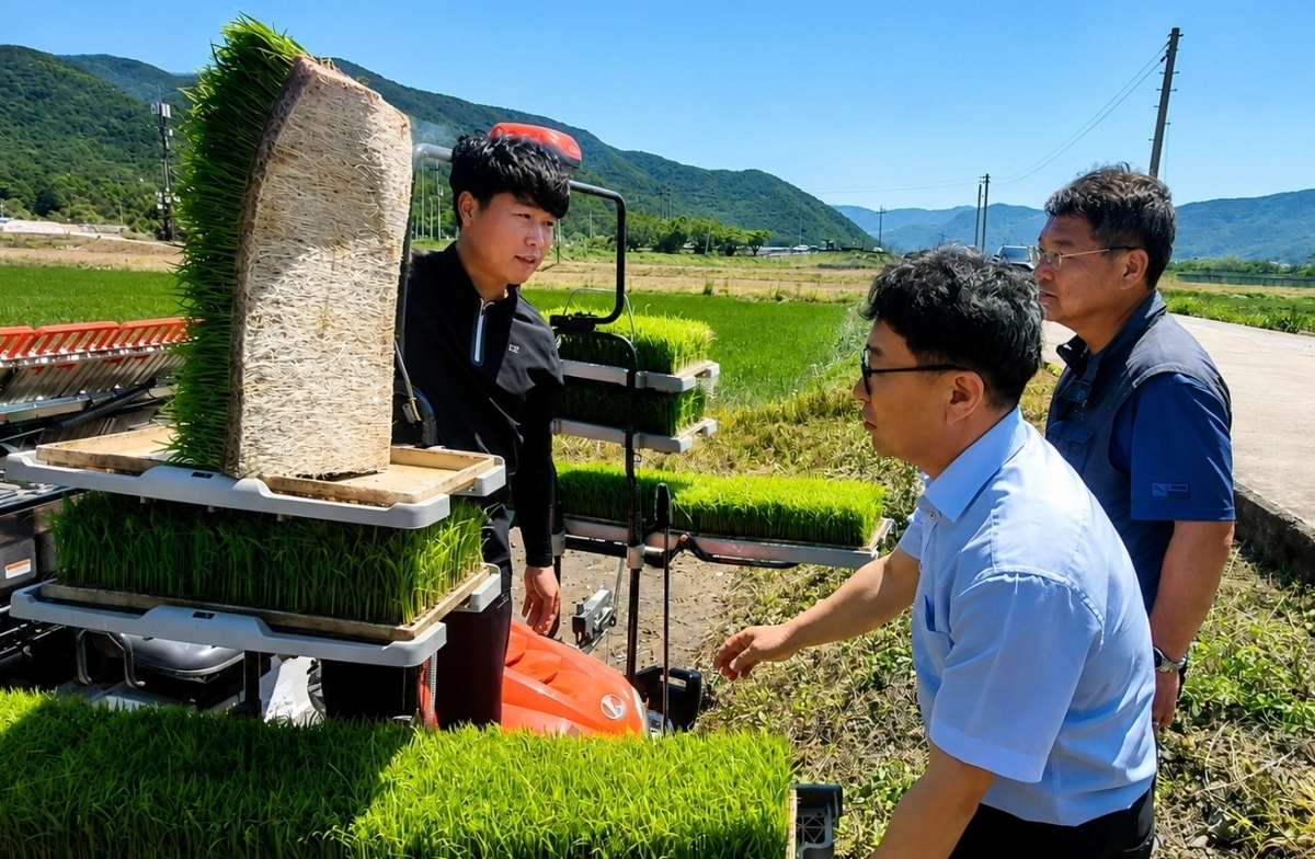 경북 경주시가 농민들을 대상으로 저탄소 벼 재배 기술인 ‘무탄소 이앙’ 시연회를 하고 있다. 경주시 제공
