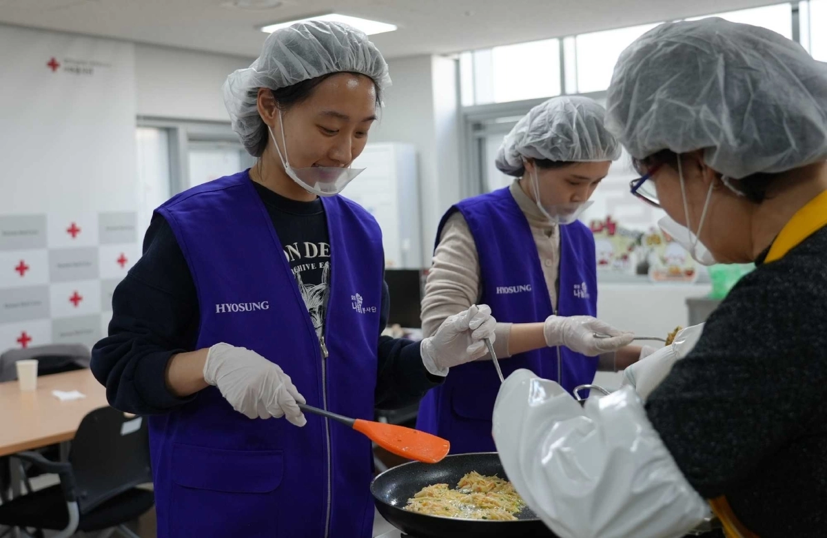 효성 임직원들이 지난 3월 19일 마포구 대한적십자사 마포봉사나눔터에서 취약계층 지원을 위한 ‘사랑의 밑반찬’을 만들고 있다. 효성 제공
