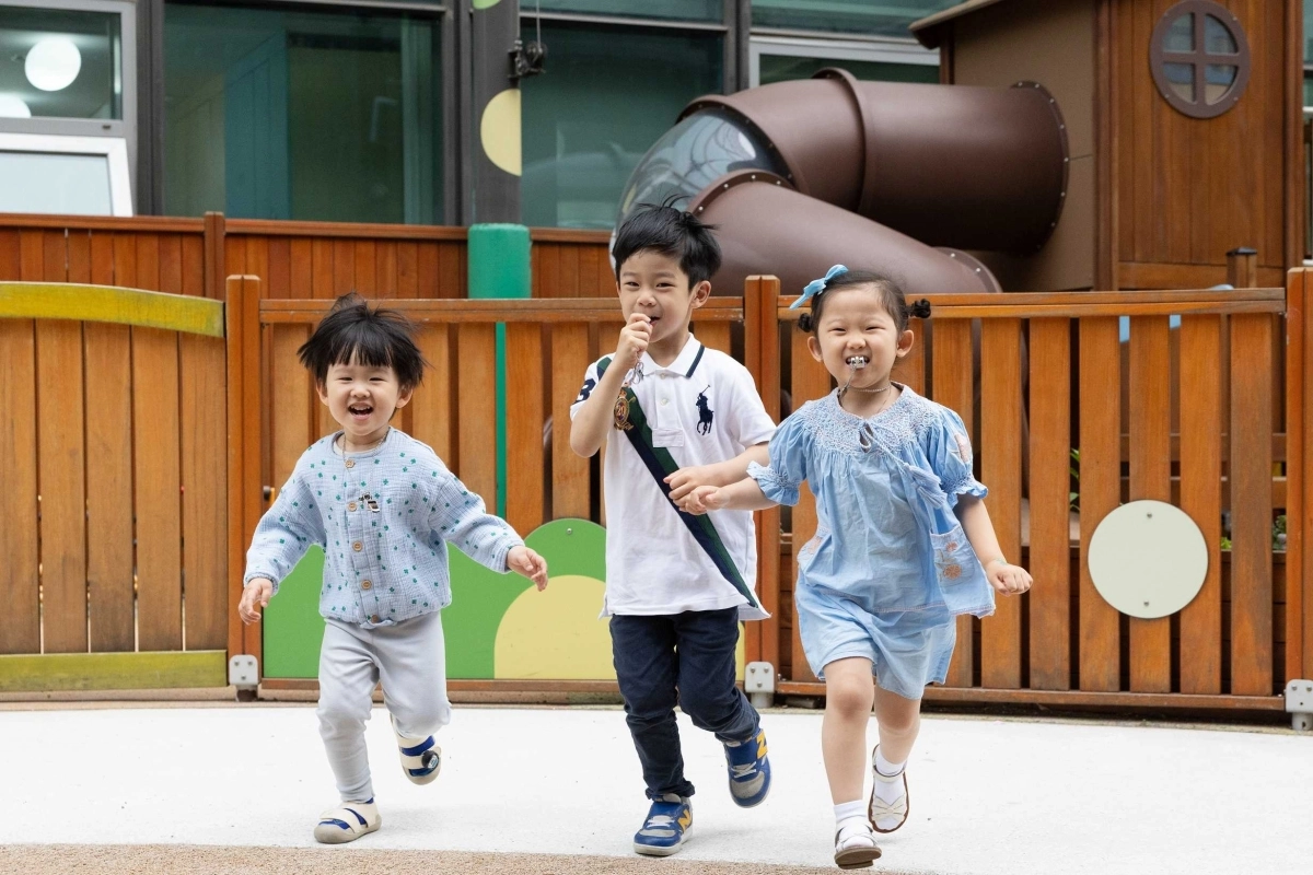 포스코의 미아방지용 호루라기 목걸이 ‘호루루’를 착용한 어린이들. 포스코 제공