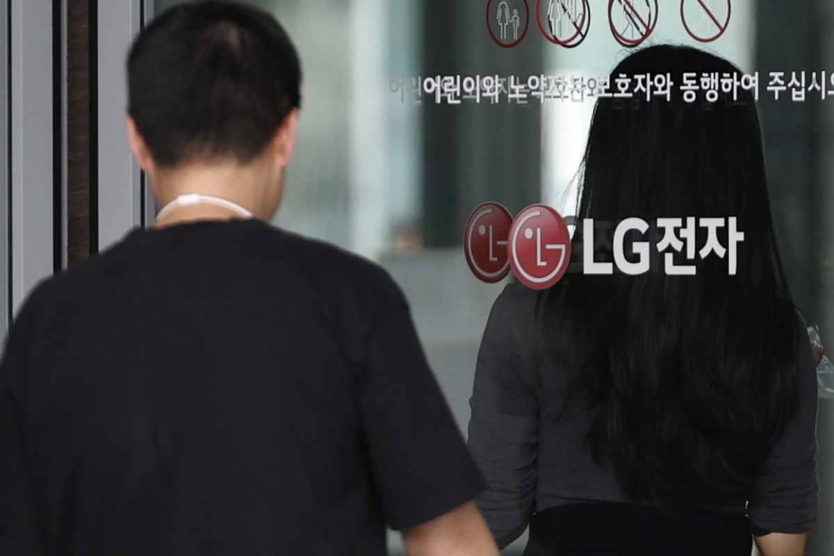 (서울=뉴스1) 박정호 기자 = 27일 서울시 강서구 LG전자 마곡업무센터에서 직원들이 드나들고 있다. 이날 LG전자 마곡업무센터에서 칼부림 사건이 발생해 2명이 각각 칼에 찔려 병원으로 이송됐다.