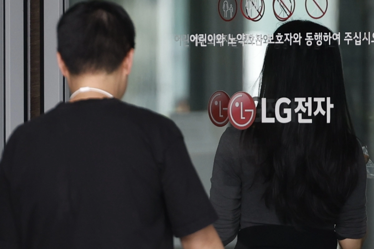 (서울=뉴스1) 박정호 기자 = 27일 서울시 강서구 LG전자 마곡업무센터에서 직원들이 드나들고 있다. 이날 LG전자 마곡업무센터에서 칼부림 사건이 발생해 2명이 각각 칼에 찔려 병원으로 이송됐다.