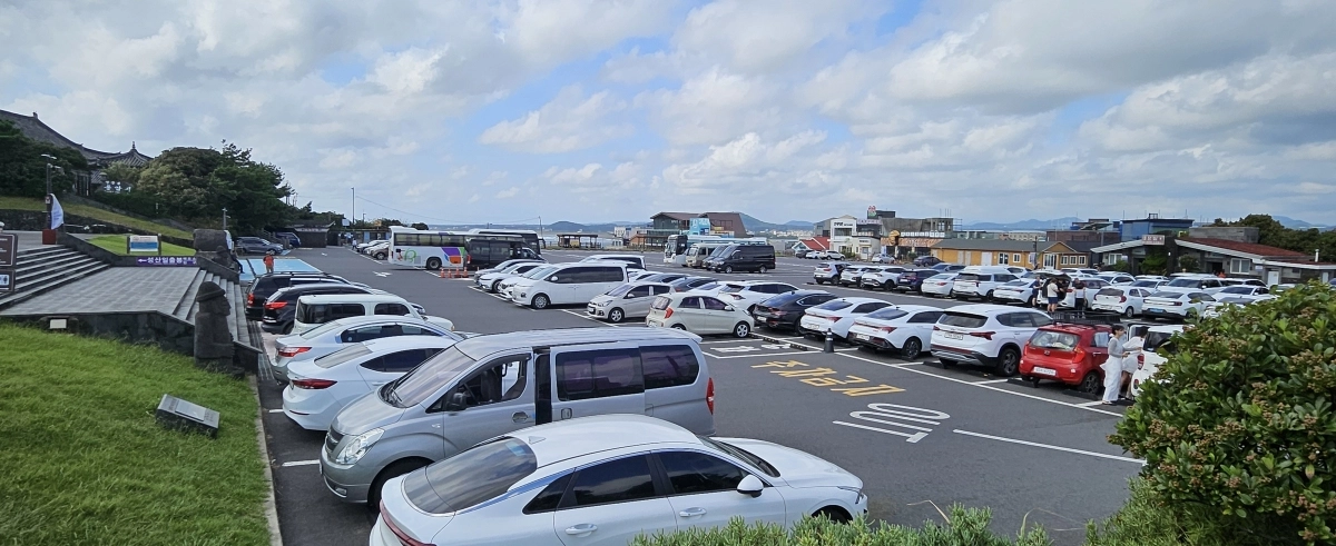 제주도는 관광 성수기마다 반복돼 온 렌터카 ‘바가지요금’ 논란을 해소하기 위해 대여요금 할인율 상한제를 도입하기로 했다. 사진은 성산일출봉에서 주차된 렌터카들의 모습. 제주 강동삼 기자