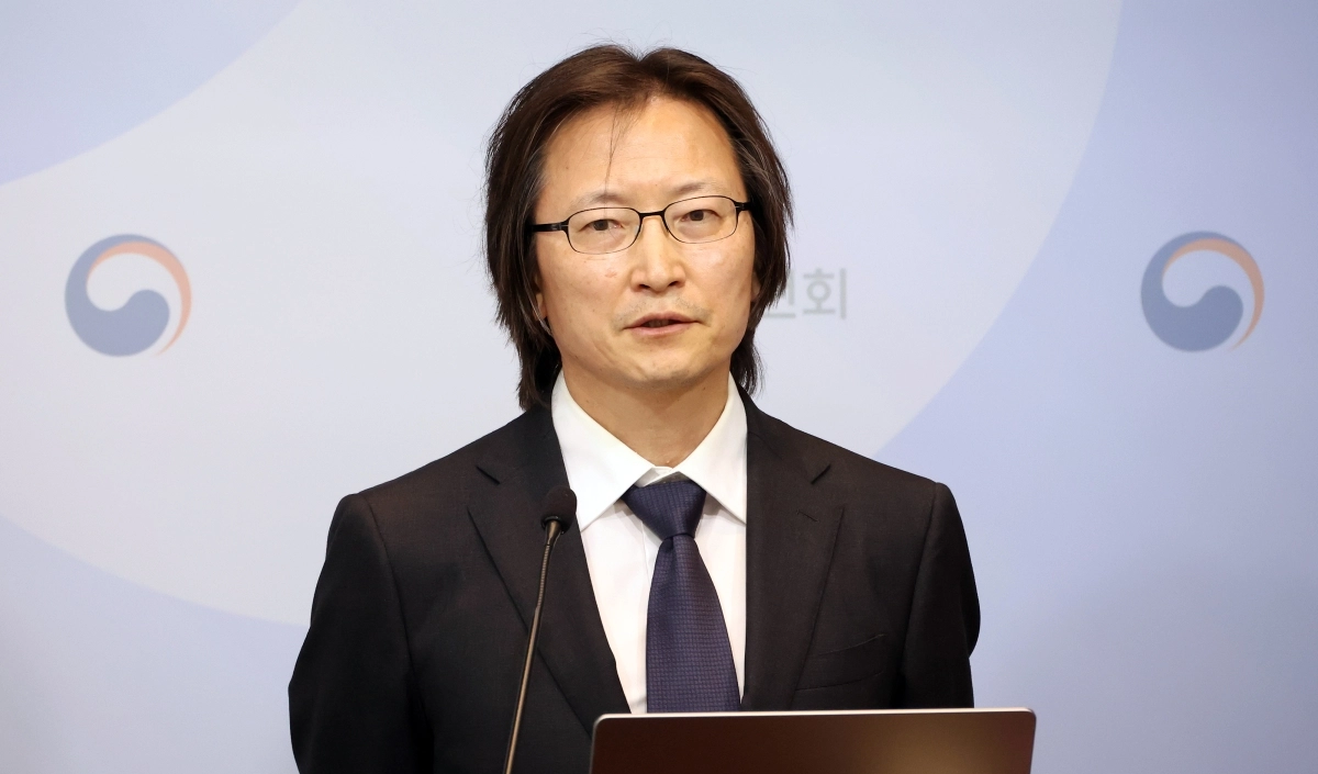 출입기자 질문에 답하는 주병기 공정위원장