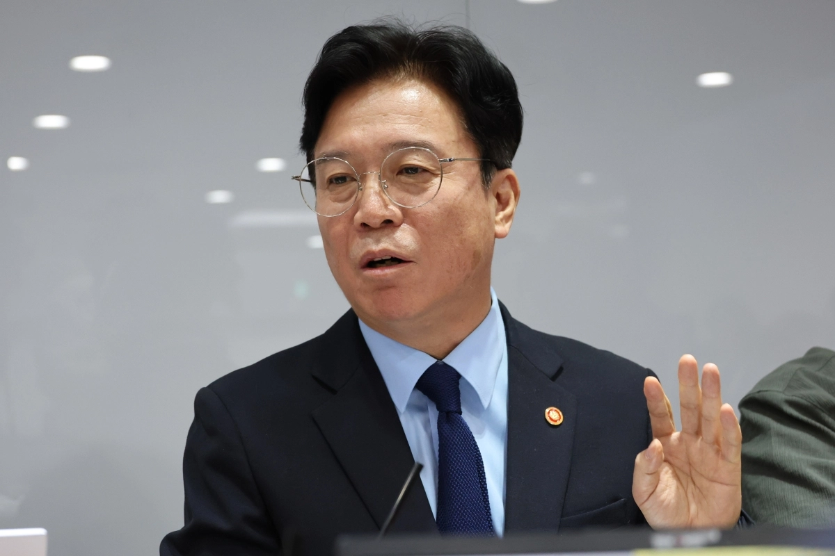 김영훈 고용노동부 장관이 27일 정부세종청사 고용노동부 기자실에서 열린 출입기자단 차담회에서 국민주권정부 1년간 이룬 성과와 삼성전자 노사문제 등 노동 현안에 대해 발언하고 있다. 연합뉴스