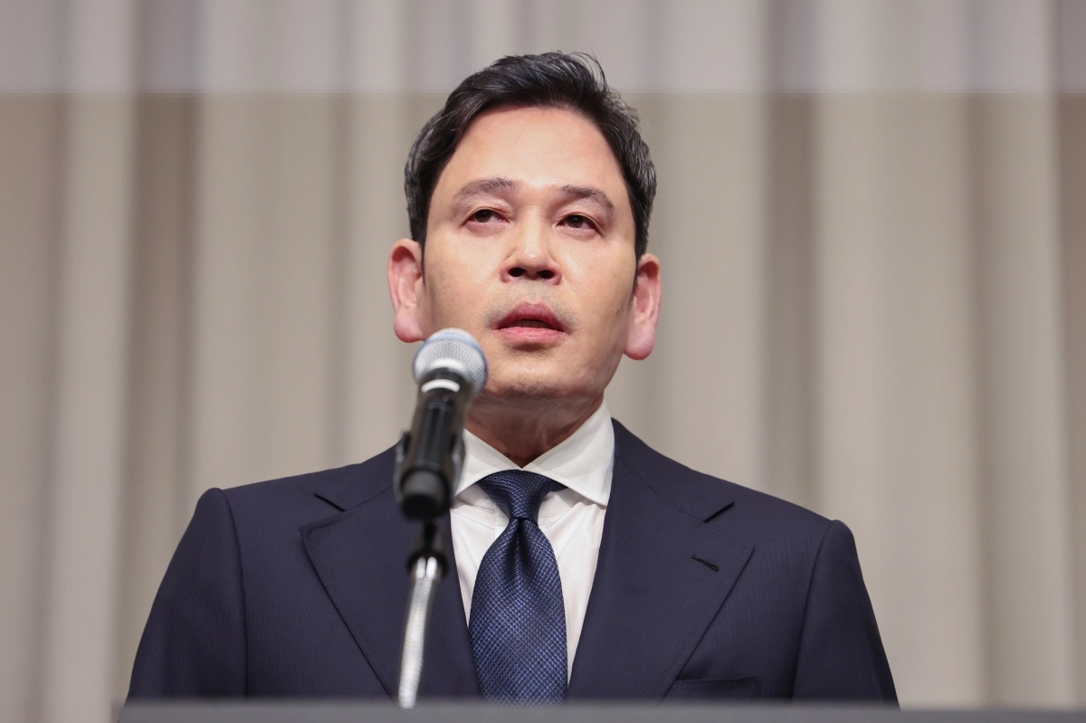 정용진 신세계그룹 회장이 26일 서울 강남구 조선팰리스 호텔에서 스타벅스코리아의 ‘탱크데이’ 프로모션 논란과 관련 대국민 사과문을 발표하고 있다. 2026.5.26 연합뉴스