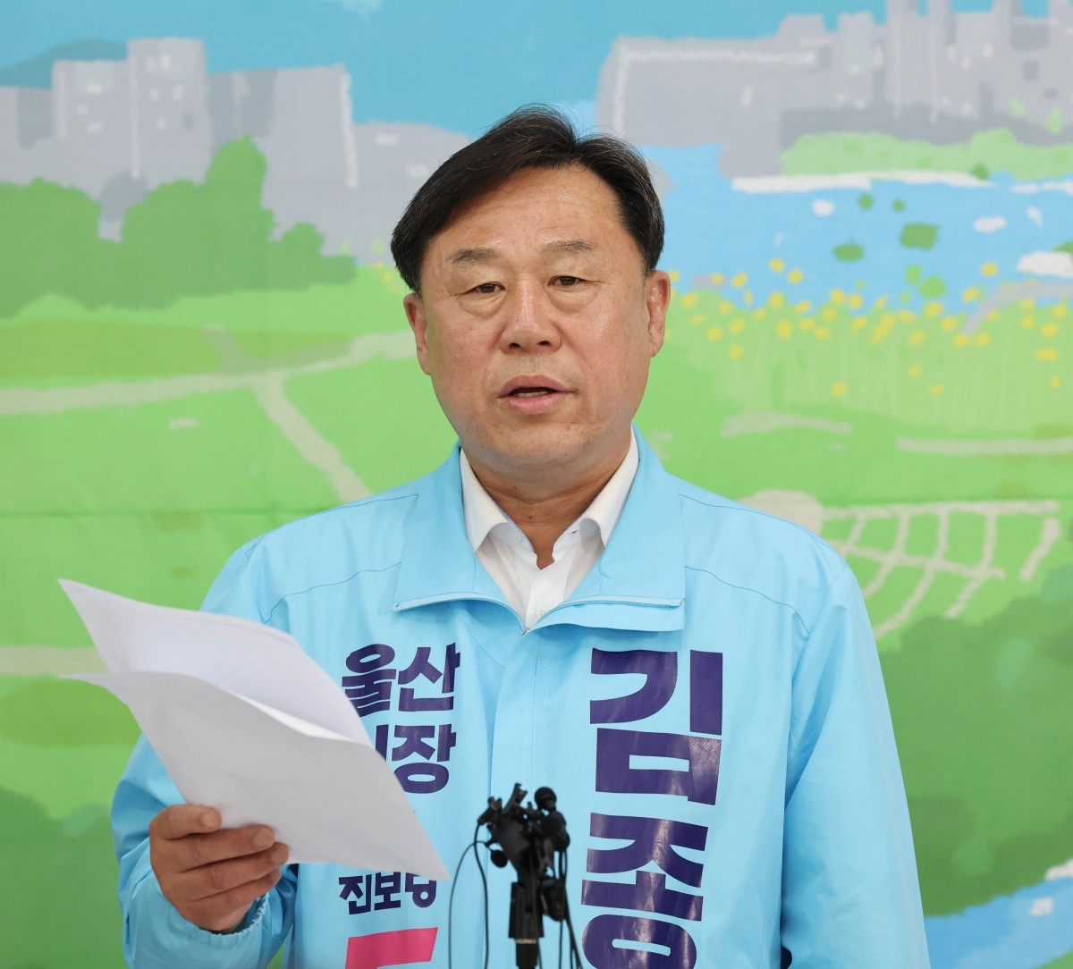 진보당 김종훈 울산시장 후보가 27일 울산 남구 자신의 선거사무소에서 더불어민주당 김상욱 후보의 단일화 재경선 제안을 수용한다는 기자회견을 하고 있다. 연합뉴스