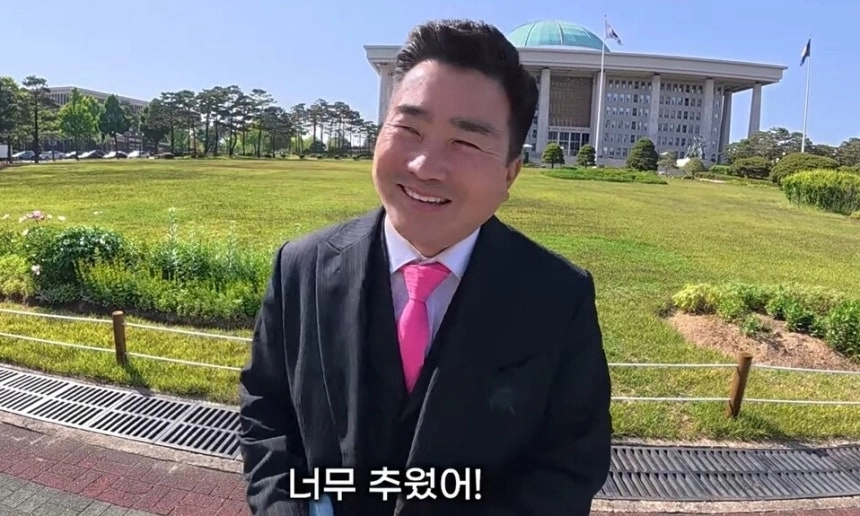 12·3 비상계엄 당시 병력을 이끌고 국회 본관에 침투한 혐의로 재판을 받고 있는 김현태 전 육군 특수전사령부 707특수임무단장이 국회 경내를 웃으며 돌아다니는 영상을 공개했다. 2026.5.26 참군인김현태 화면