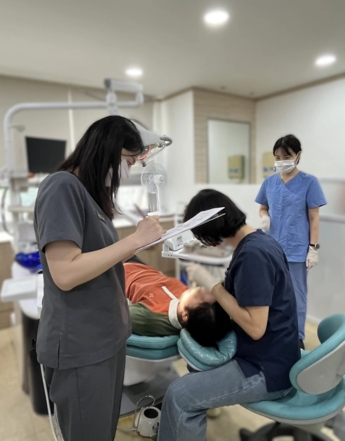 서울 강북구 관계자들이 구강진료를 진행하고 있다. 강북구 제공