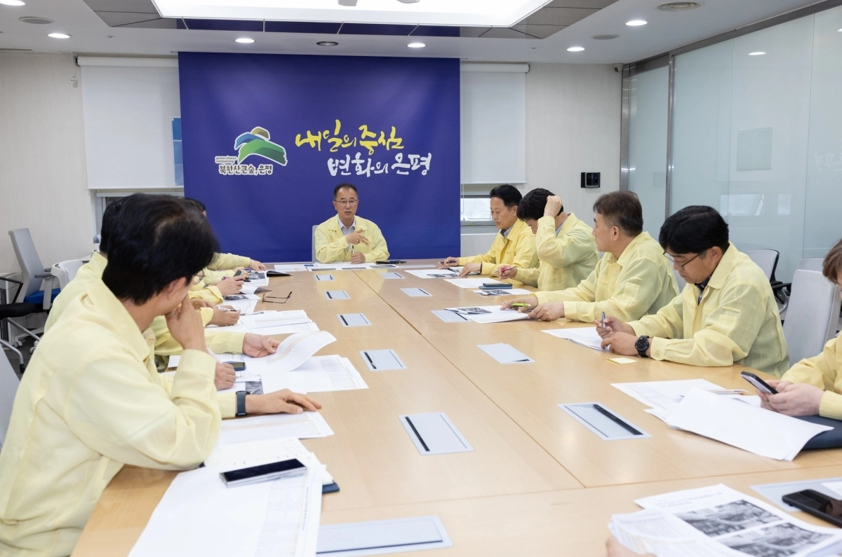 안형준 서울 은평구청장 권한대행·부구청장이 26일 구청에서 긴급회의를 진행하고 있다. 은평구 제공