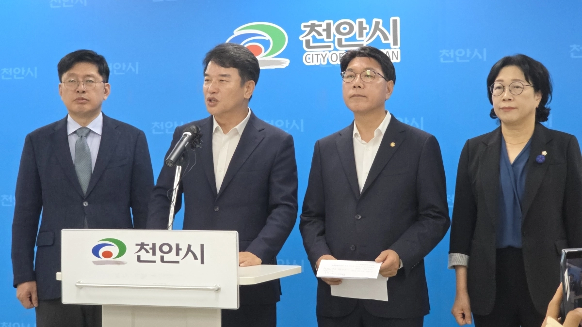민주당 문진석·이재관 의원은 27일 천안시청 브리핑룸에서 기자회견을 하고 있다. 이종익 기자