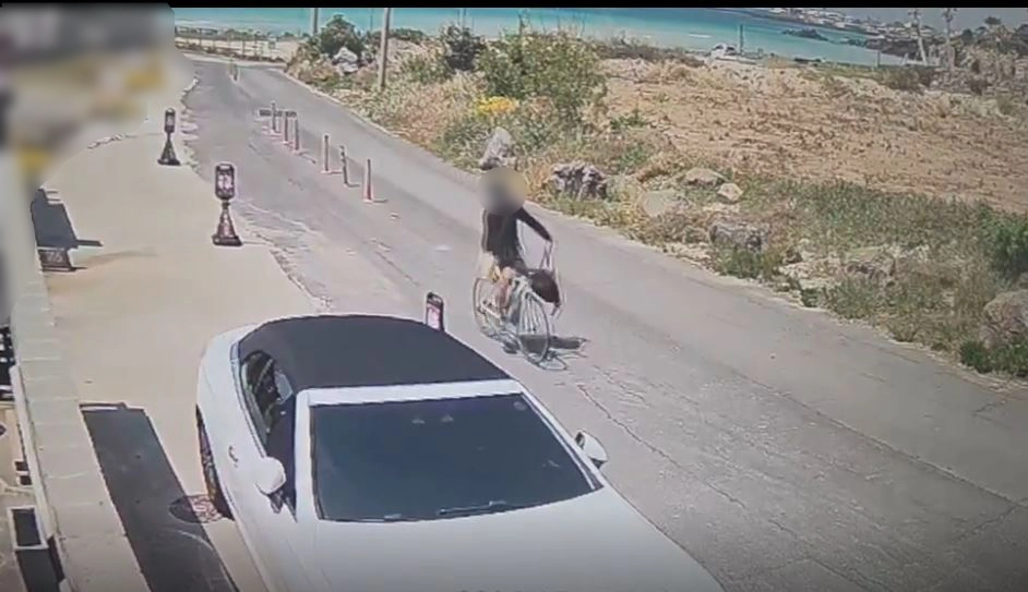 지난 15일 오후 제주 곽지해수욕장에서 관광객의 가방을 훔쳐 달아난 30대 외국인 남성이 경찰의 끈질긴 추적 끝에 검거됐다. 사진은 훔친 가방을 든 외국인 남성이 자전거를 타고 도주하는 모습. 제주경찰청 제공