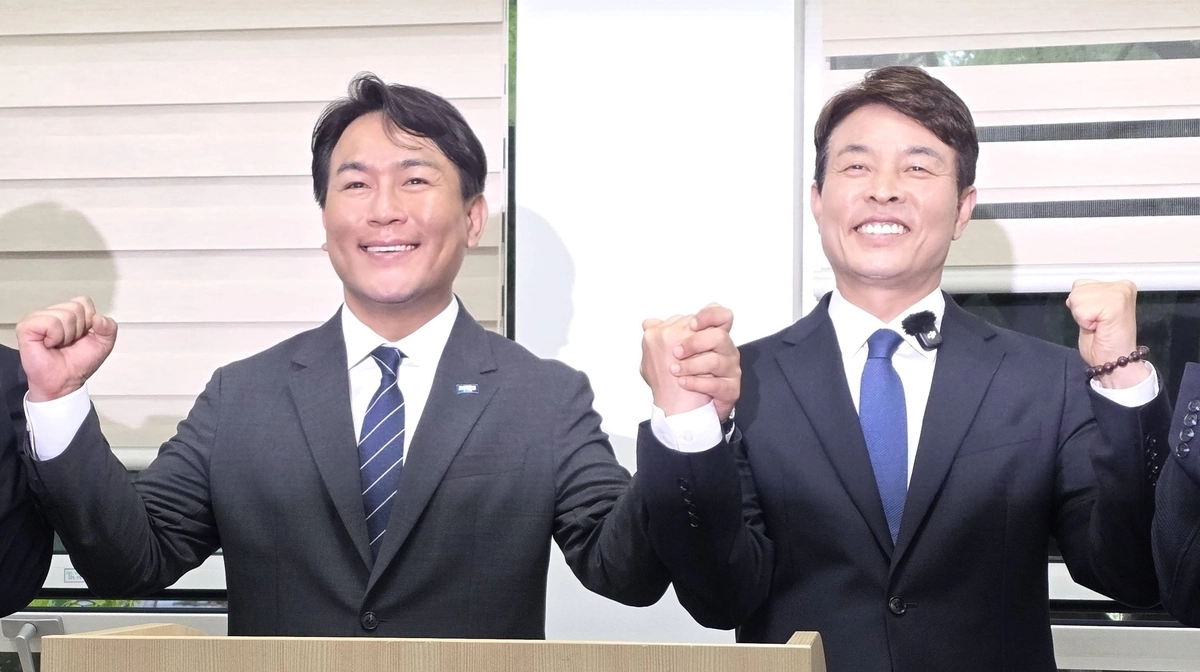 6·3 지방선거를 일주일 앞둔 27일 더불어민주당 전문학(오른쪽) 후보와 조국혁신당 유지곤 후보가 대전시의회에서 단일화 합의 기자회견을 하고 있다. 대전 연합뉴스