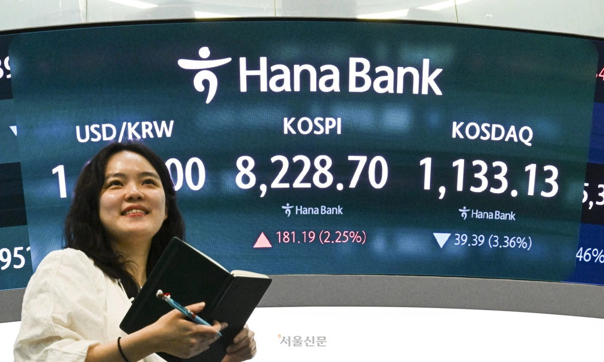 27일 서울 중구 하나은행 본점 딜링룸 전광판에 종가가 표시돼 있다. 이날 코스피는 전 거래일 대비 181.19p(2.25%) 상승한 8228.70에 거래를 마쳤다. 코스피는 이틀 연속 사상 최고치를 기록했으며 장중 한때 매수 사이드카가 발동되기도 했다. 2026.5.27 이지훈 기자